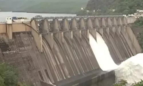 శ్రీశైలం మూడు గేట్లు ఎత్తివేత