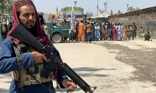 యువకుడిని చంపి.. మార్కెట్‌లో బహిరంగంగా వేలాడదీశారు