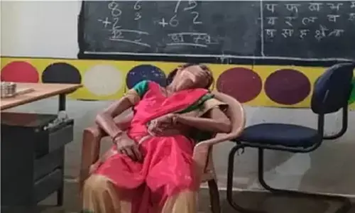 ఫుల్ గా తాగేసి వచ్చిన మహిళా టీచర్.. క్లాస్ రూమ్ లో ఏమి చేసిందంటే..?
