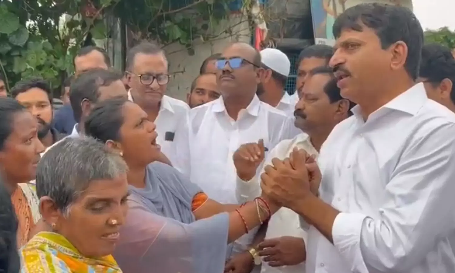 కోటి విలువైన నిత్యవసరాల పంపిిణీ