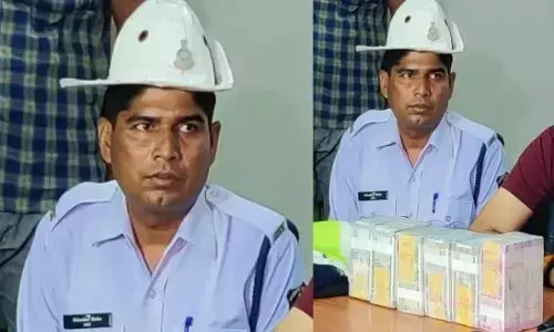 45 లక్షల రూపాయలున్న బ్యాగ్ ను అధికారులకు అందించిన ట్రాఫిక్ పోలీసు