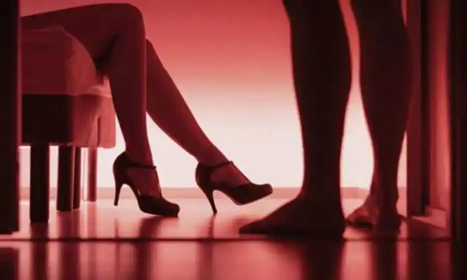 సెక్స్ రాకెట్ గుట్టు రట్టు.. ముగ్గురు మహిళలకు విముక్తి