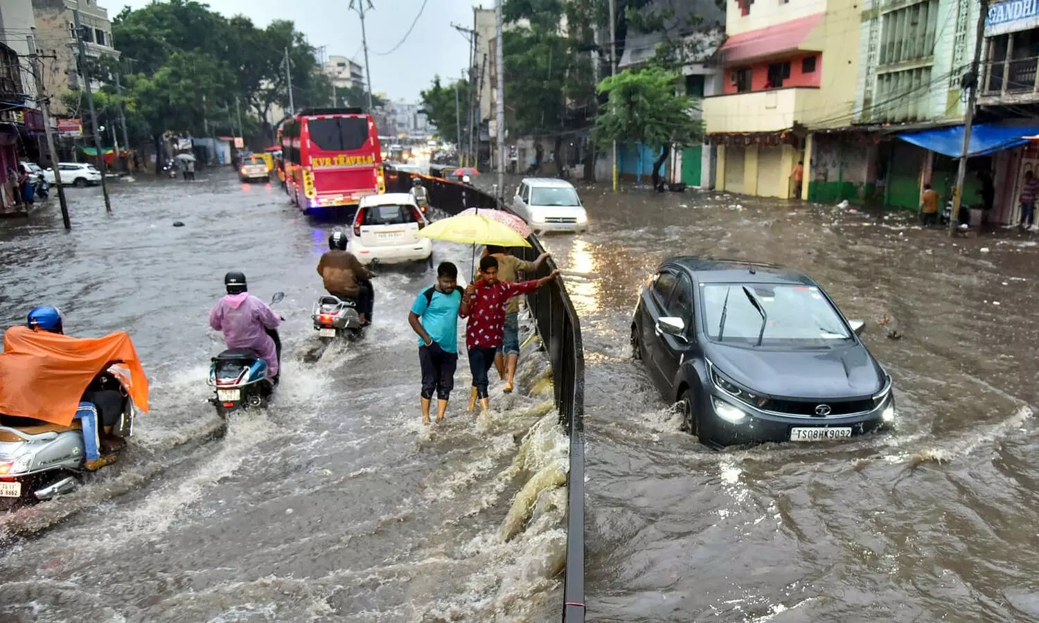 అర్థరాత్రి భారీ వర్షం.. నీట మునగిన కాలనీలు అర్థరాత్రి భారీ వర్షం.. నీట మునగిన కాలనీలు