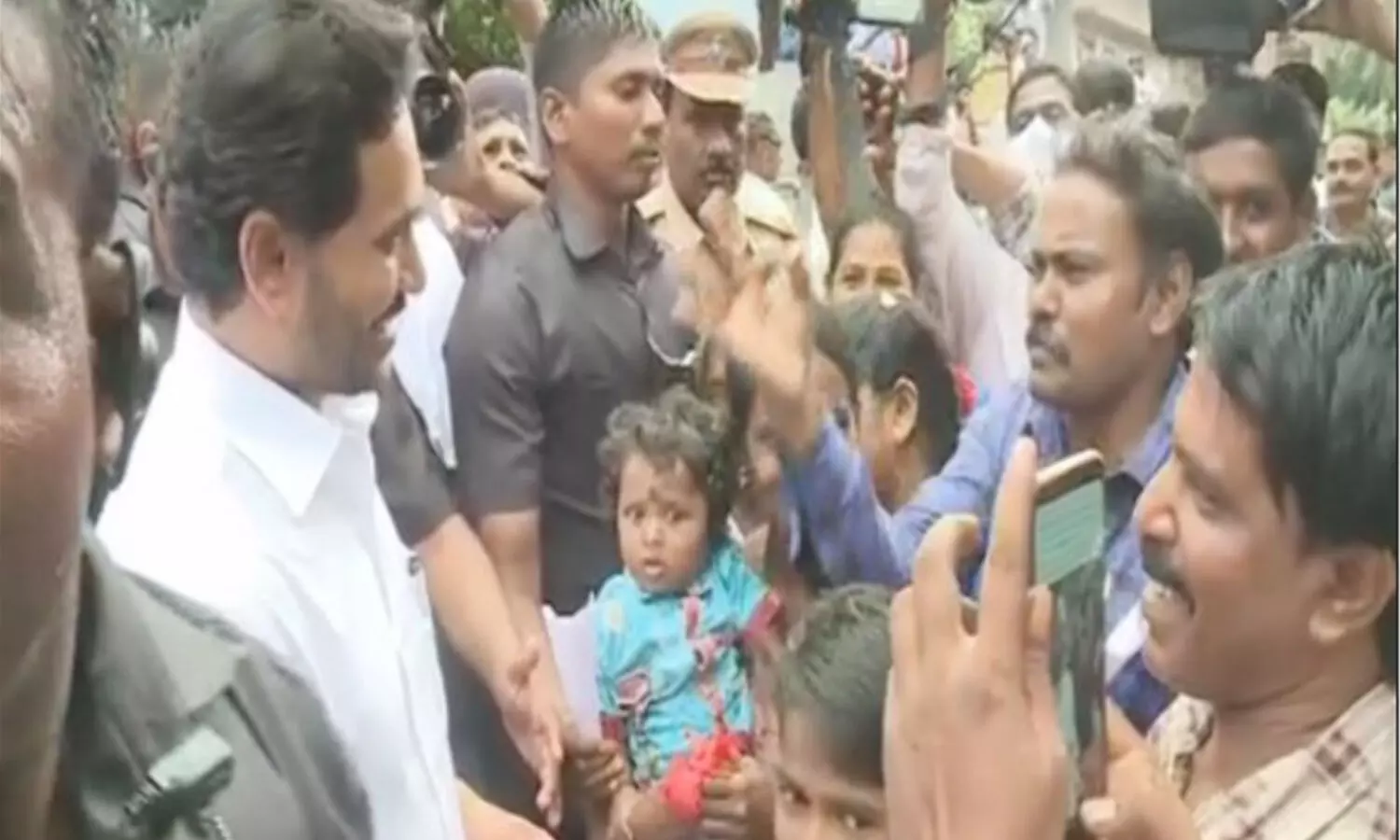 సీఎం అంటే ఇలా చేయాలి