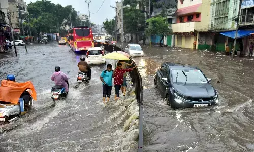 అర్థరాత్రి భారీ వర్షం.. నీట మునగిన కాలనీలు