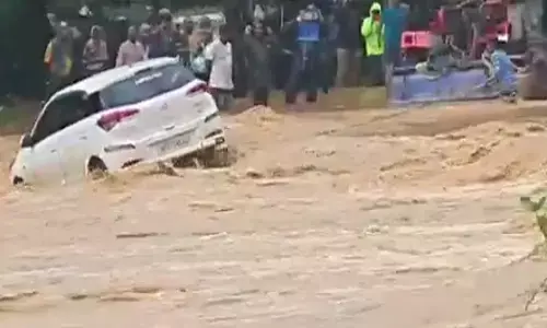 కొట్టుకుపోయిన కారు.. కారులో ఎంతమంది?