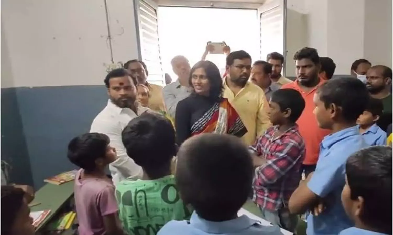 రామ్ చరణ్ సినిమా షూటింగ్ ను అడ్డుకున్న బీజేపీ నేతలు రామ్ చరణ్ సినిమా షూటింగ్ ను అడ్డుకున్న బీజేపీ నేతలు