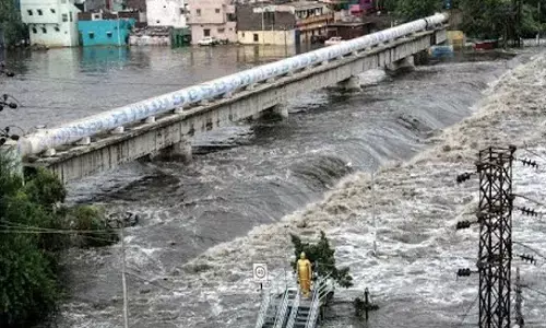 పెరుగుతున్న వరద.. పాఠశాలలకు సెలవు