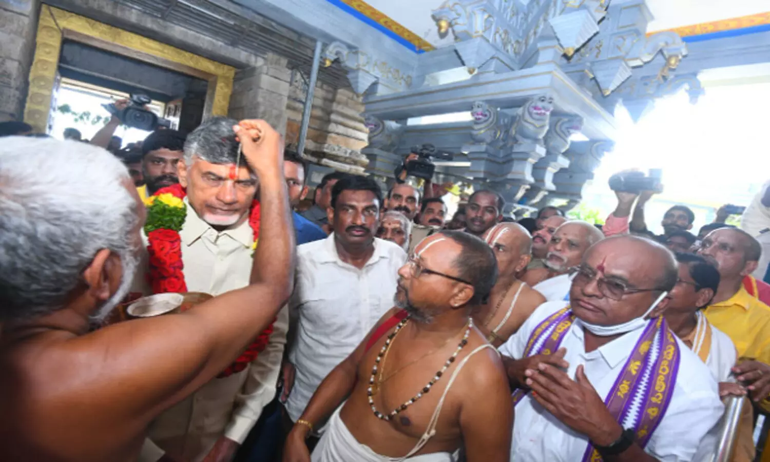 మెడలు వంచుతానని .. దించాడు