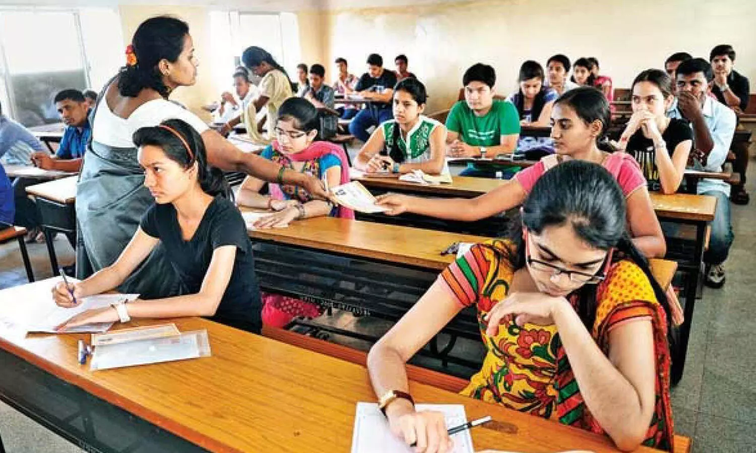 నిలిచిపోయిన జేఈఈ మెయిన్స్ పరీక్ష