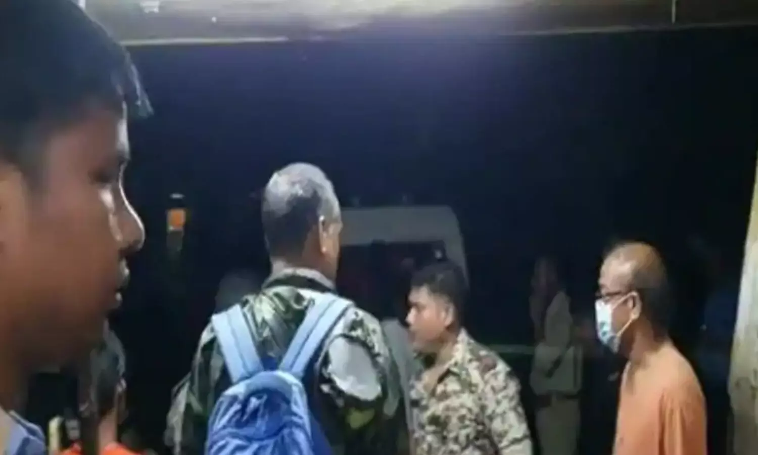 వ్యాన్ కు కరెంట్ షాక్.... 10 మంది మృతి