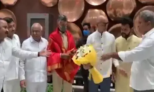 బాబుకు బొకే ఇవ్వకుండా కేశినేని ఏం చేశారంటే?