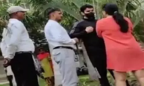 మహిళతో గొడవ పడి.. తిట్టి పక్కకు తోసేసిన పొలిటీషియన్..!