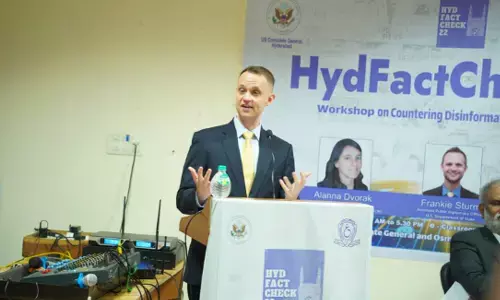 తప్పుడు వార్తలతో ప్రజాస్వామ్యానికి ముప్పు