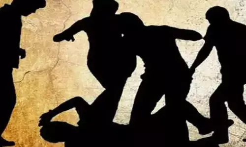రెచ్చిపోయిన మైనర్లు.. 21 ఏళ్ల వ్యక్తి దారుణహత్య
