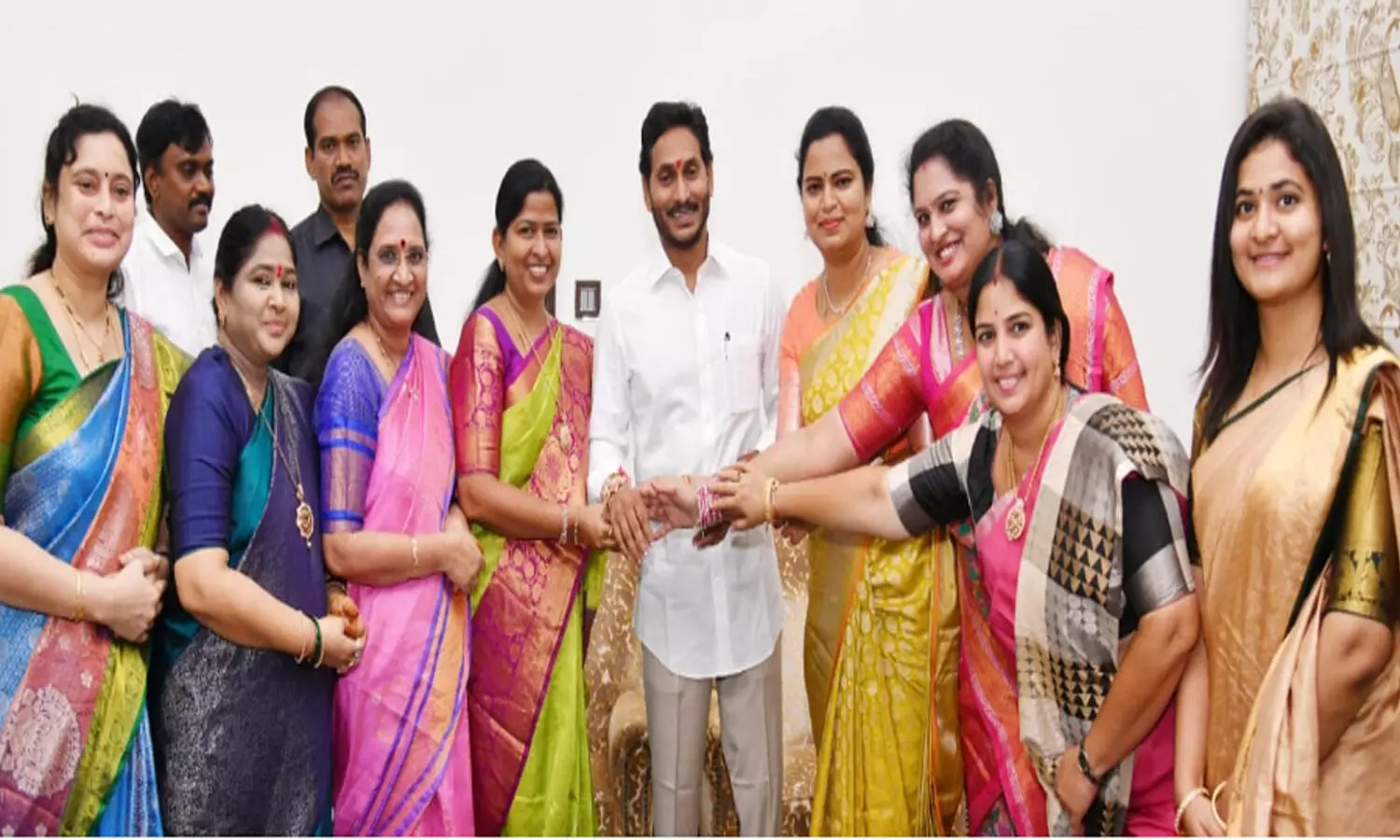 అన్నయ్య జగన్ కు మంత్రుల రాఖీ