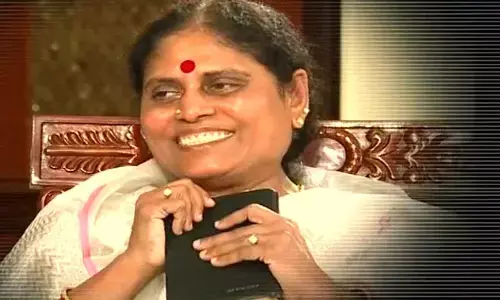 ys vijayamma,  escaped, accident