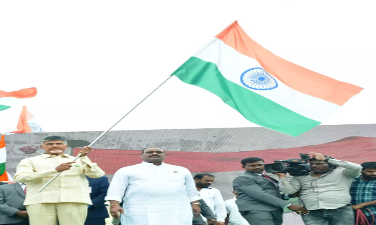 మోదీని ప్రశంసించిన చంద్రబాబు