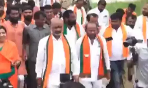 బండి పాదయాత్రలో టెన్షన్.. రాళ్లదాడి