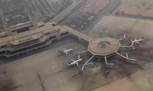 పాక్ లో ల్యాండ్ అయిన హైదరాబాద్ విమానం