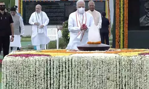 వాజపేయికి ఘన నివాళులు