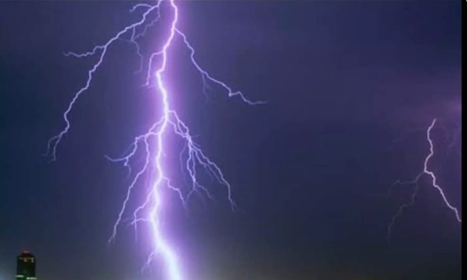 విషాదం.. పిడుగుపడి నలుగురు మృతి