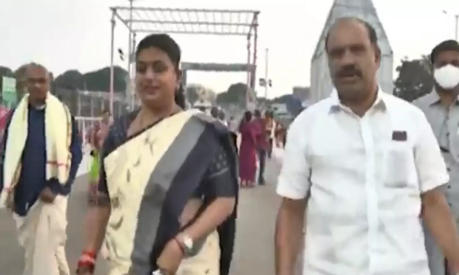 కొండమీద రోజా అనుచరులతో హంగామా