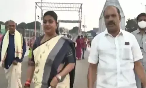 కొండమీద రోజా అనుచరులతో హంగామా