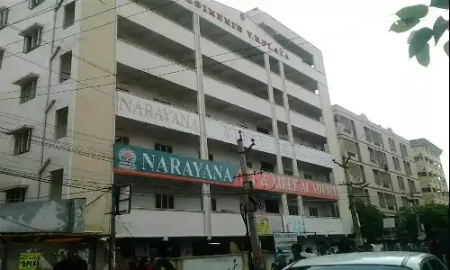 ఒంటికి నిప్పంటించుకుని ప్రిన్సిపాల్ ను పట్టుకున్న విద్యార్థి..