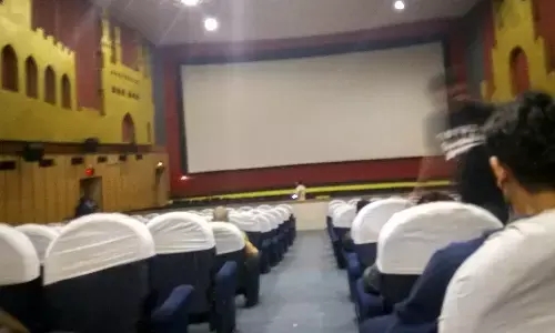 గాంధీ సినిమా చూసేందుకు వచ్చి విధ్వంసం