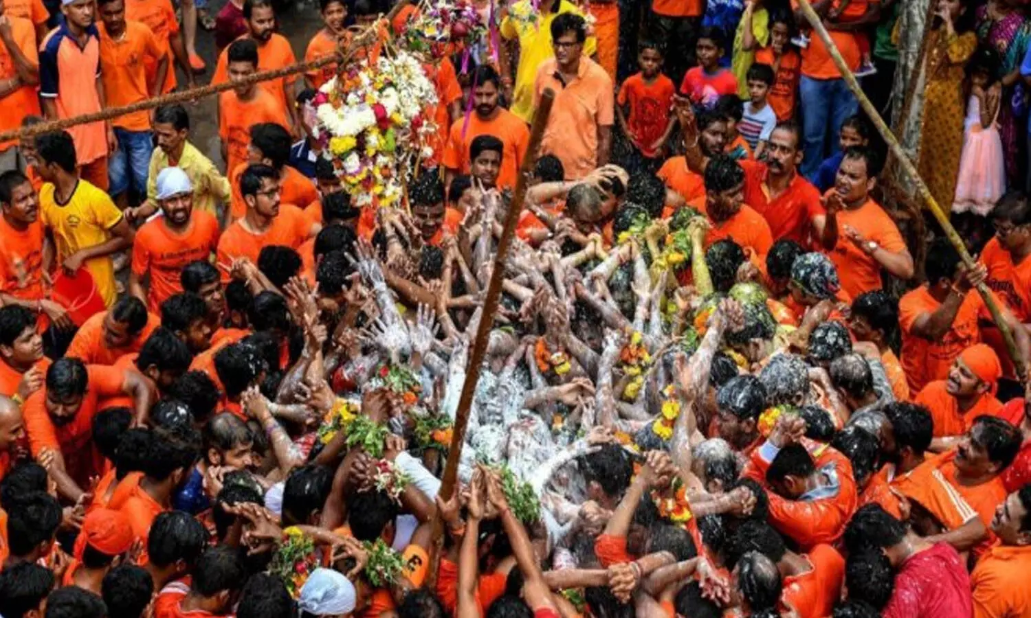 70 ఏళ్ల వయసులో తలతో ఉట్టికొట్టిన అవ్వ.. వీడియో ఇదిగో ! 70 ఏళ్ల వయసులో తలతో ఉట్టికొట్టిన అవ్వ.. వీడియో ఇదిగో !