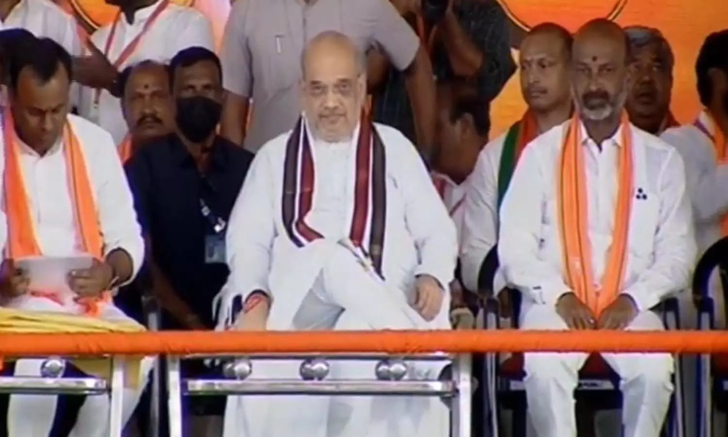 కోమటిరెడ్డికి కండువా కప్పిన అమిత్ షా కోమటిరెడ్డికి కండువా కప్పిన అమిత్ షా