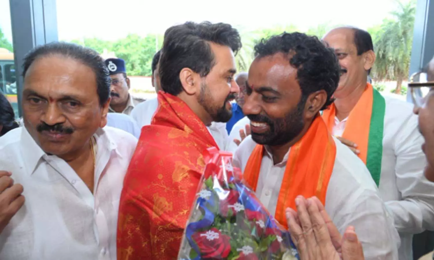 అనురాగ్ సింగ్ ఆలింగనం.. పాత జ్ఞాపకాలు