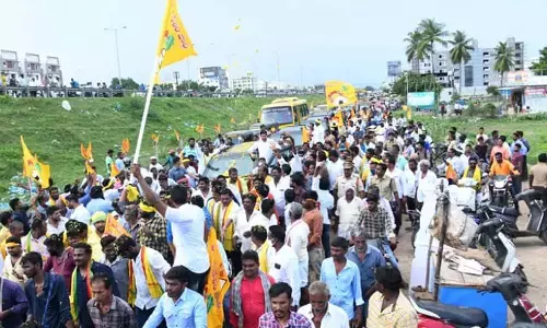 రోడ్డుపై లోకేష్ బైఠాయింపు