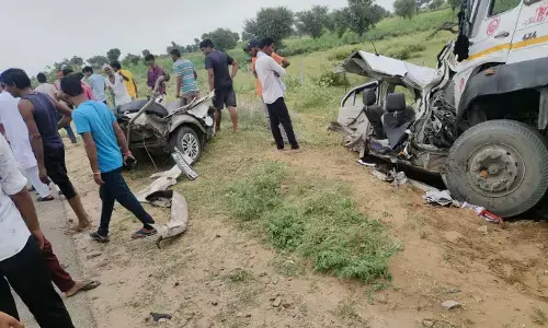 ఘోర రోడ్డు ప్రమాదం.. నలుగురు విద్యార్థుల మృతి