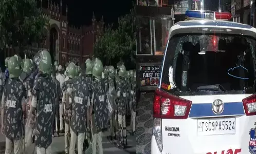 ఓల్డ్ సిటీలో టెన్షన్.. పోలీసు వాహనం ధ్వంసం
