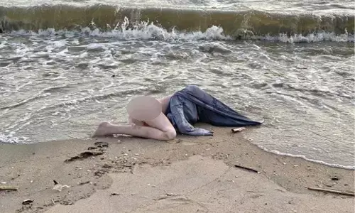 బీచ్ లో నగ్నంగా యువతి మొండెం.. అసలు విషయం తెలిసి ఊపిరిపీల్చుకున్న పోలీసులు
