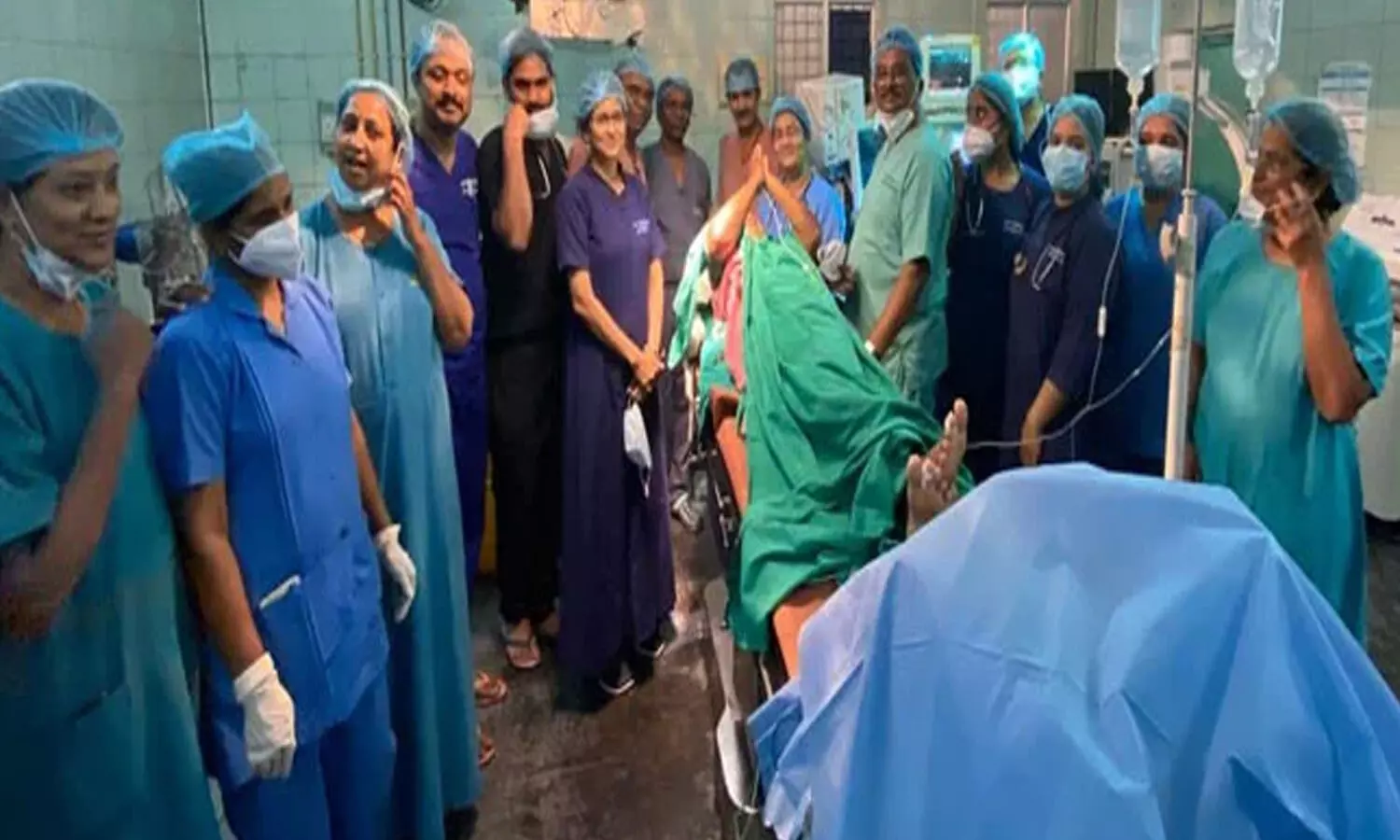 మత్తు ఇవ్వకుండా.. 2 గంటలపాటు సినిమా చూపిస్తూ సర్జరీ మత్తు ఇవ్వకుండా.. 2 గంటలపాటు సినిమా చూపిస్తూ సర్జరీ