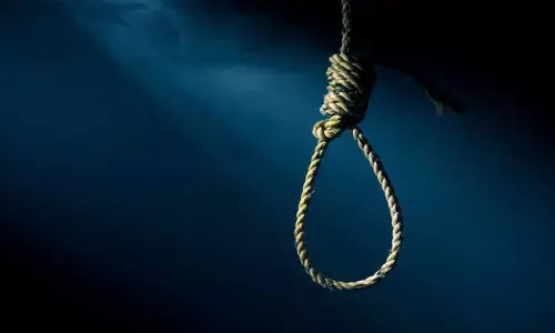 మోకాళ్లపై కూర్చోబెట్టిన టీచర్.. అవమానంతో విద్యార్థిని ఆత్మహత్య