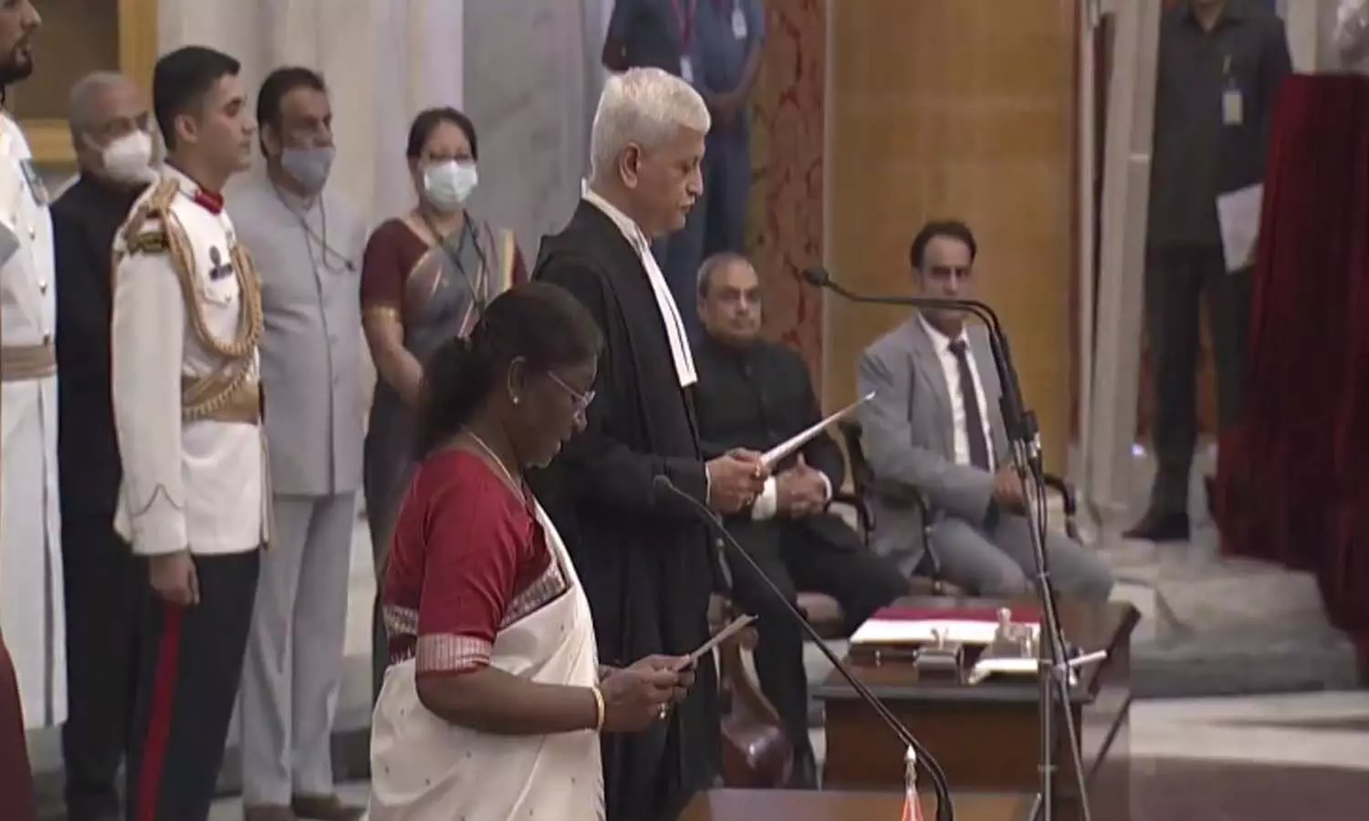 సీజేఐగా జస్టిస్ లలిత్ ప్రమాణం