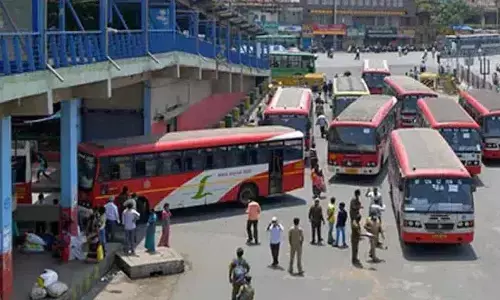 వాడు నా వాడు.. కాదు నా వాడు..బాయ్ ఫ్రెండ్ కోసం బస్టాండ్ లో ఫైట్