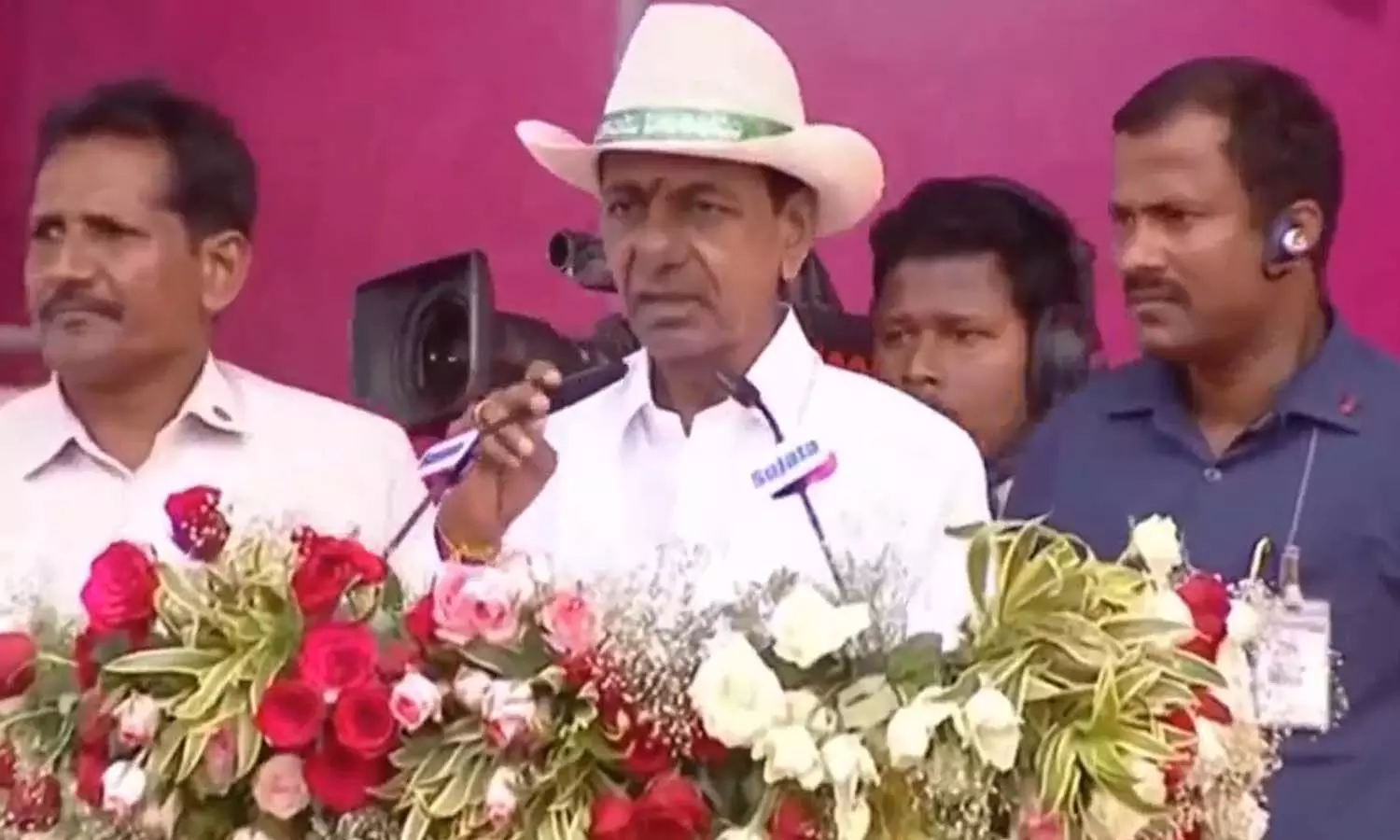 చెప్పులు మోసే మోసకారులను నమ్మొద్దు