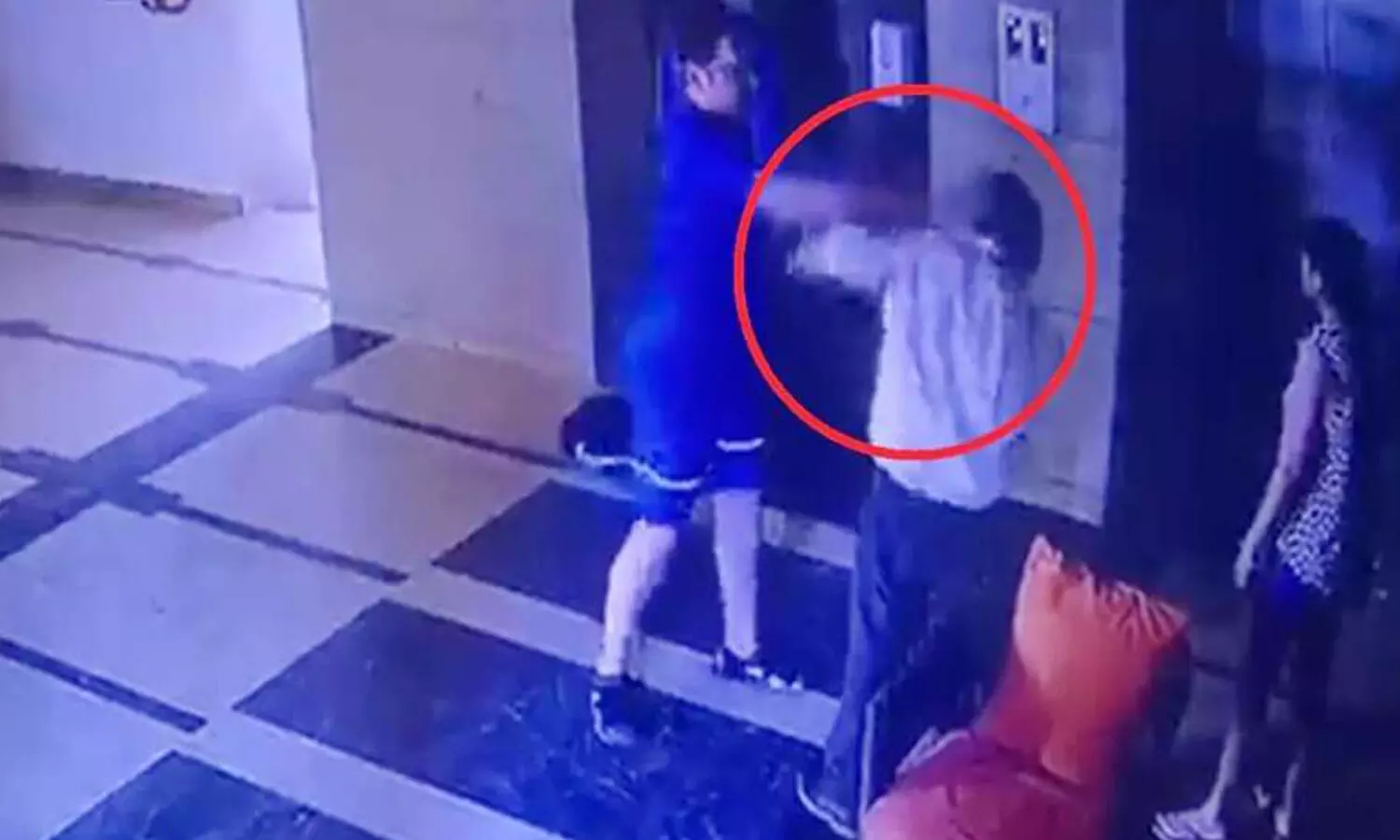 సాయంచేసినందుకు చెంపదెబ్బలు.. ఆగ్రహించిన సెక్యూరిటీ గార్డులు