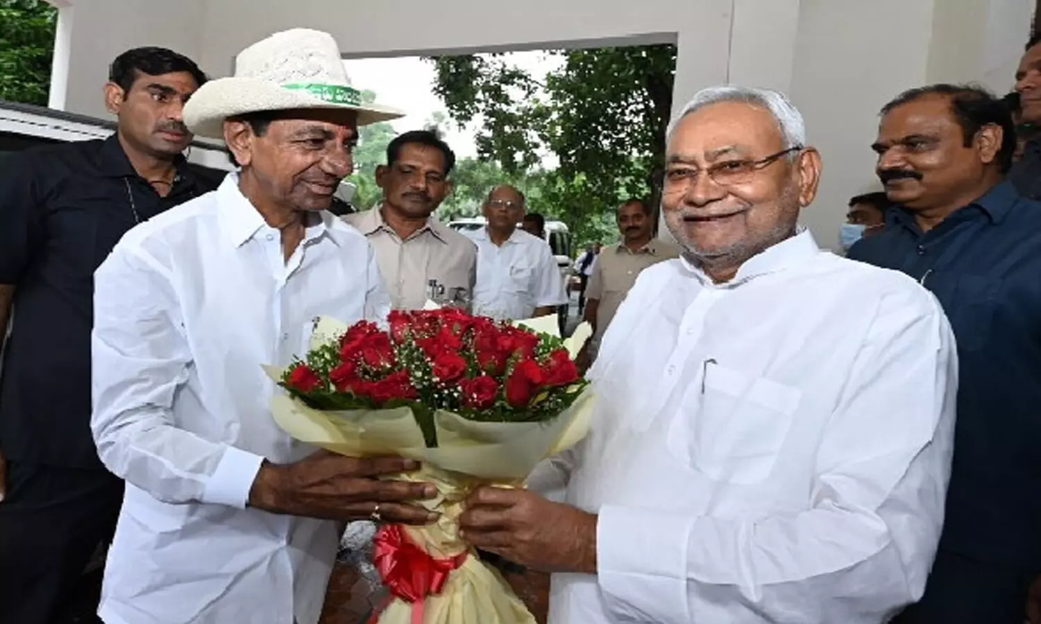 అమర సైనికుల కుటుంబాలకు రూ.10 లక్షల చెక్కులు అందించిన సీఎం కేసీఆర్