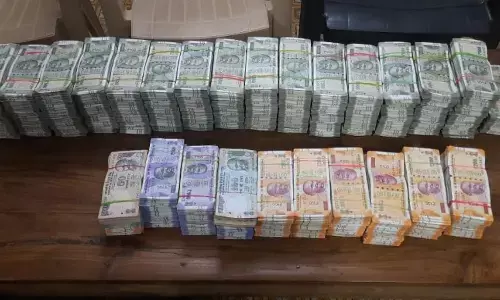 పోలీసు వాహనం వస్తుండడం చూసి వేగంగా కారు నడిపారు.. తీరా చూస్తే