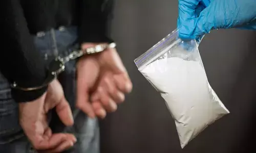 పోలీసులపైకి కుక్కల్ని వదిలిన డ్రగ్స్ ముఠా.. పలువురికి గాయాలు