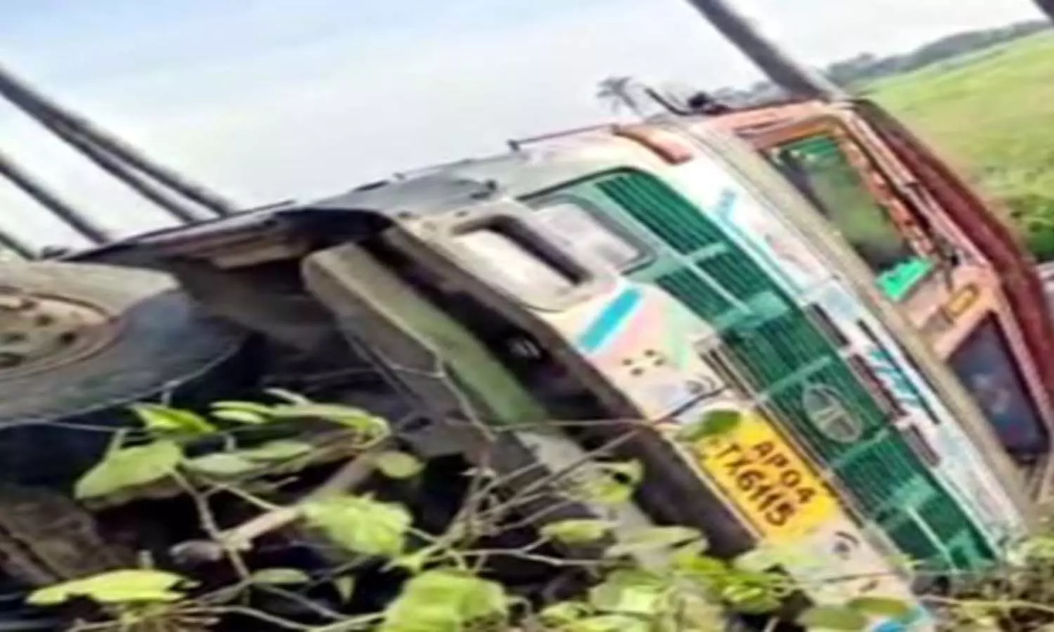 పల్నాడు జిల్లాలో ఘోర రోడ్డు ప్రమాదం.. ముగ్గురి మృతి