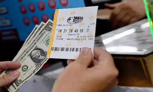 పాత కారునంబర్ తో లాటరీ కొంటే.. రూ.40 లక్షలు తగిలింది !