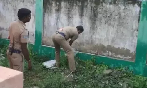 స్కూల్ బాత్రూమ్ లో ప్రసవం.. పొదల్లో శిశువు మృతదేహం.. పోలీసుల ఎంట్రీతో ?