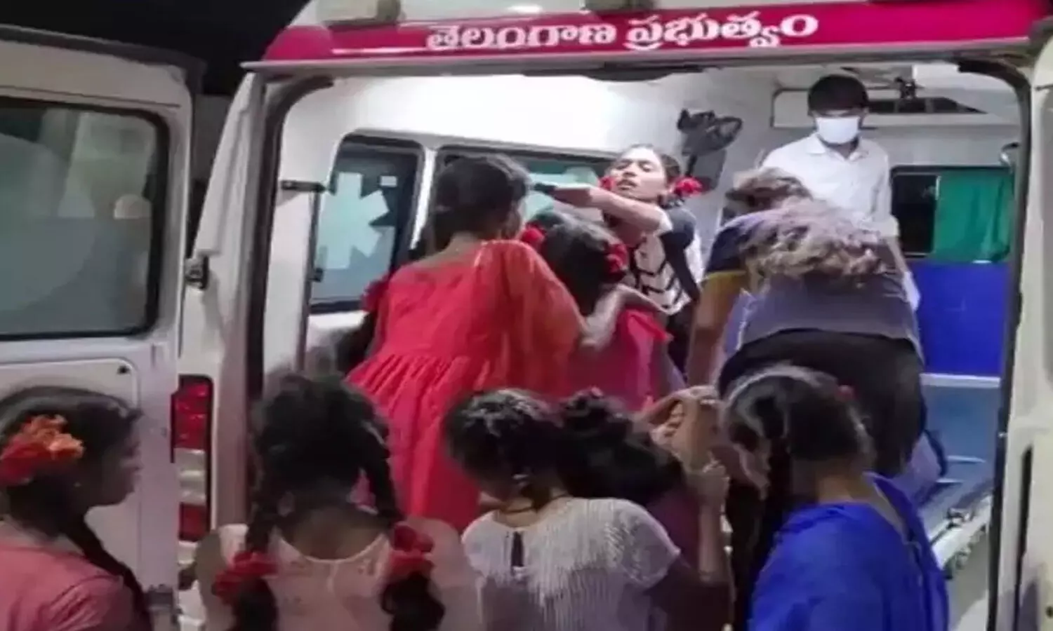 గిరిజన పాఠశాలలో ఫుడ్ పాయిజన్.. 33 మందికి అస్వస్థత